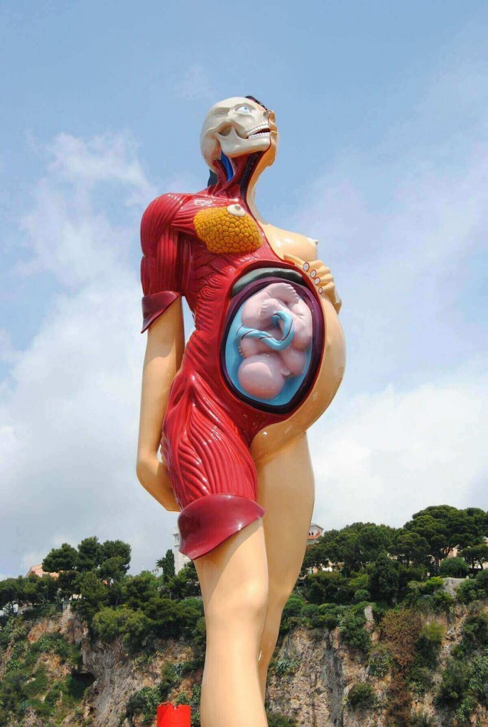 Escultura sobre anatomía de mujer embarazada 
