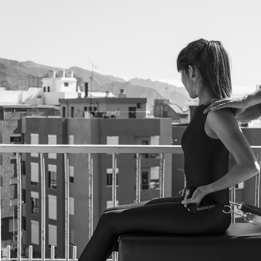 Mujer haciendo Pilates sobre Reformer. IPilates Intelligent Movement. Pilates con aparatos en Tenerife.