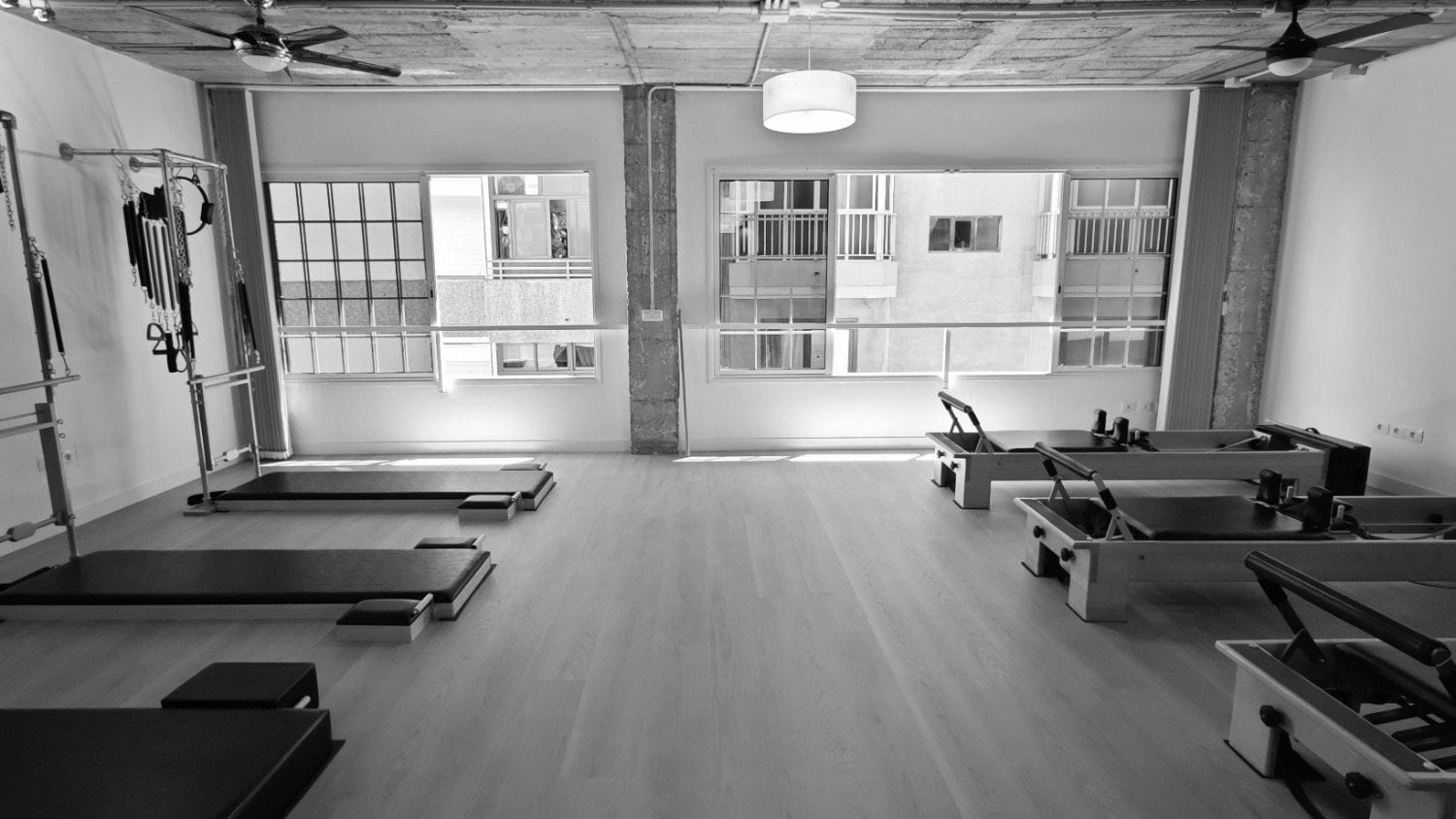 Estudio de Pilates en Santa Cruz de Tenerife Ejercicio de Pilates clásico en Wunda Chair en iPilates Tenerife